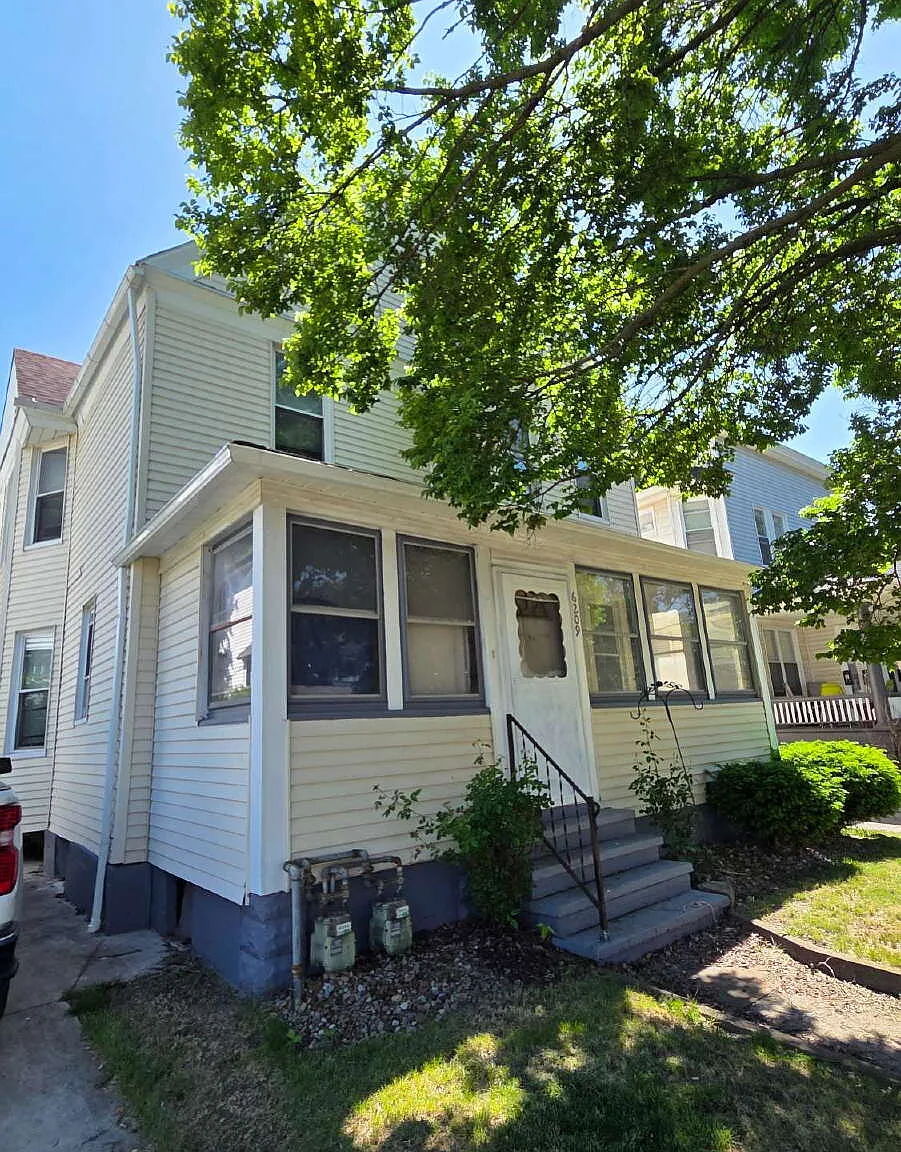 2 bed, 1.0 bath, $1,295 — Photo 2