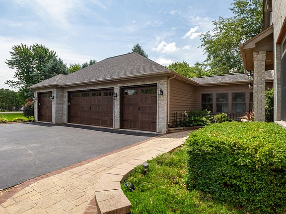 2nd image of 833 Lake Holiday Dr