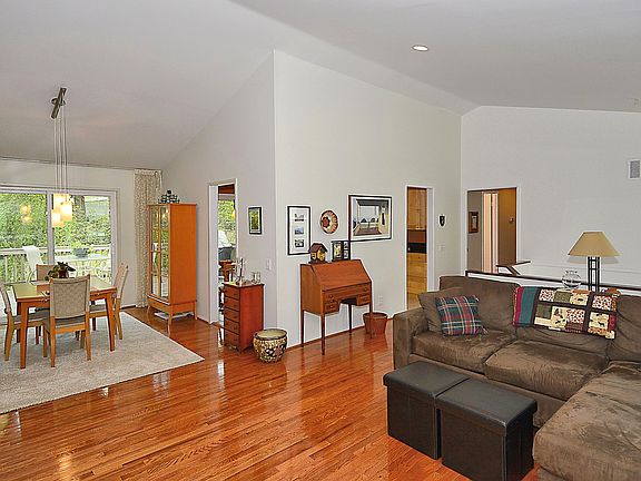 5th image of 14 Farsta Ct