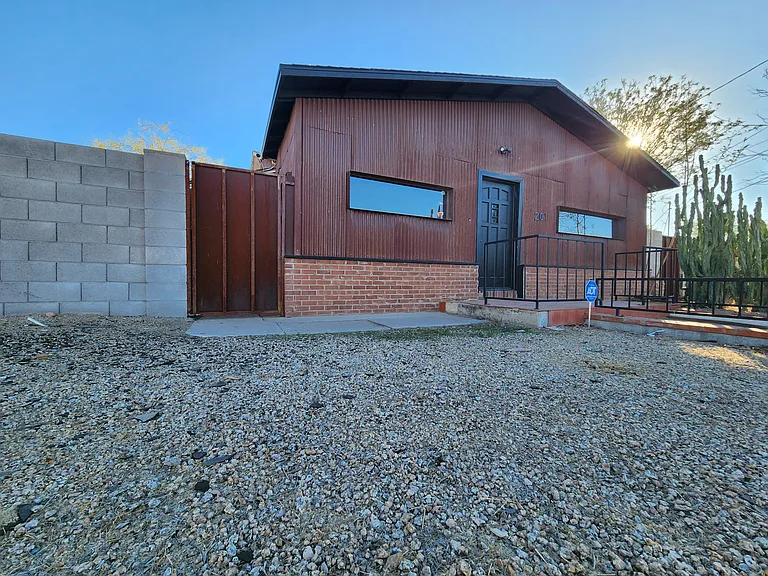 201 E Alice Ave — Photo 2