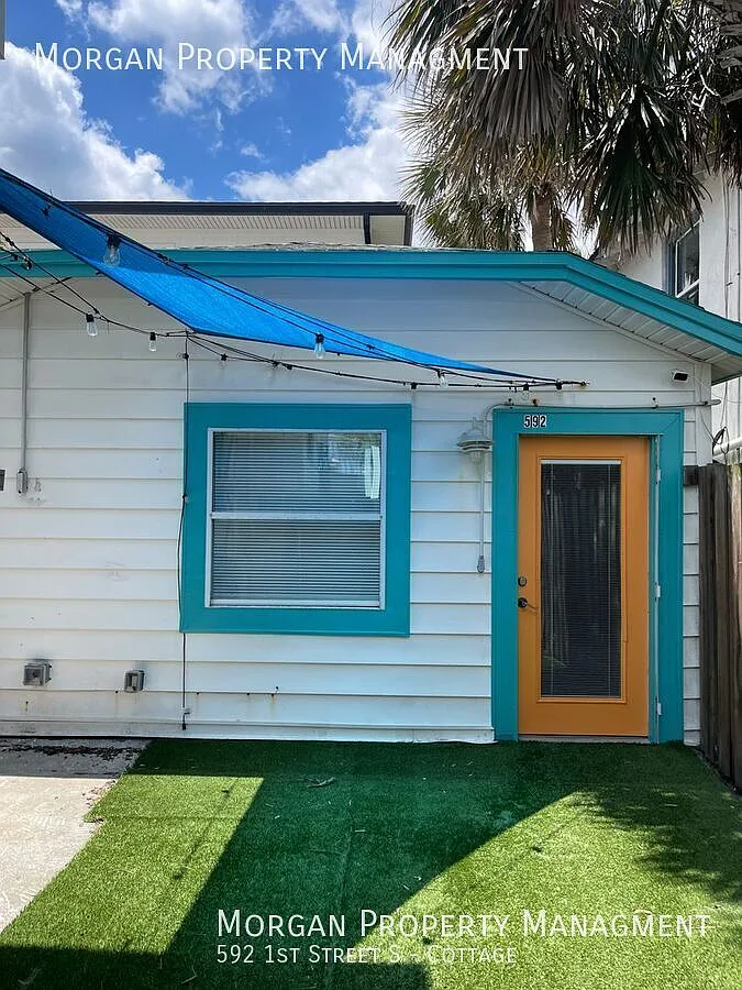 Beautiful Studio Apartment Across the Street from the Ocean! Fresh Paint! — Photo 1