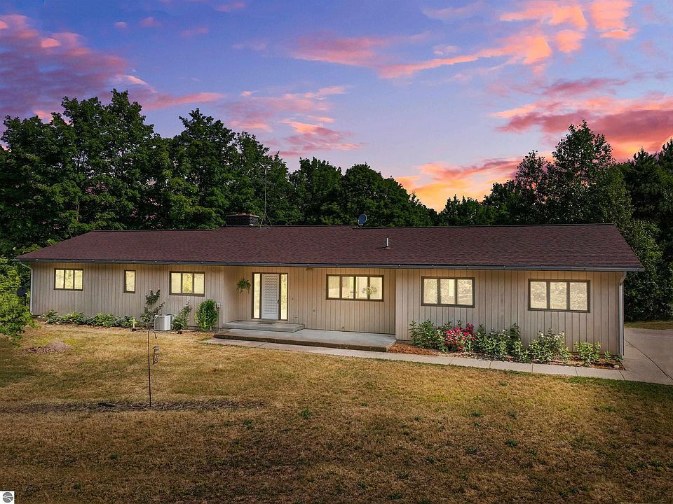 8101 E Pleasant Hill Rd, Suttons Bay, MI 49682 Zillow