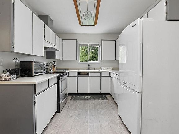 5th image of 11172 Charlton St