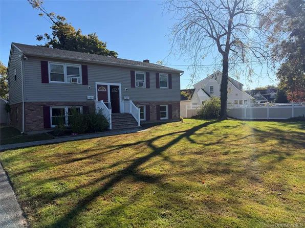 49 Garfield Ave, Sayville, NY 11782