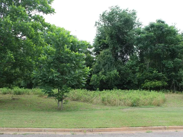 230 Wentworth Ln, Albany, GA 31721