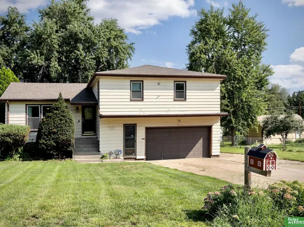8520 Decatur St, Omaha, NE 68114