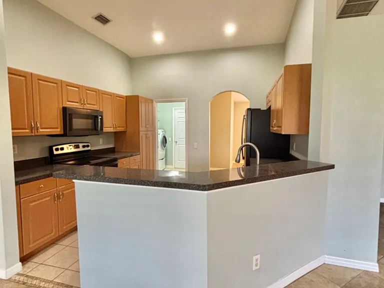 1405 Trafalgar Pkwy — Photo 17