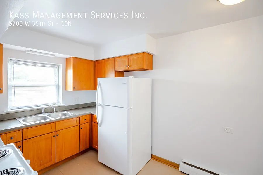 Great Cicero 1 Bed w/Heat, Hdwd FLoors & Appliances — Photo 3