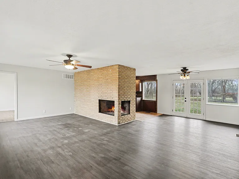 713 NW Black Twig Ln — Photo 2