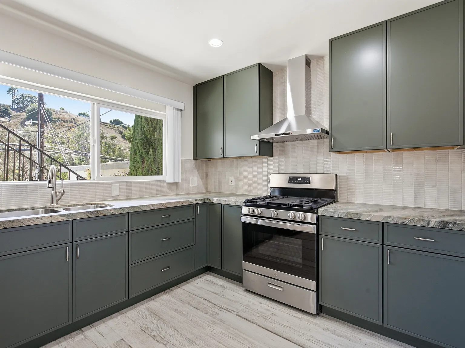 2 bed, 950 sqft, $2,799 — Photo 1