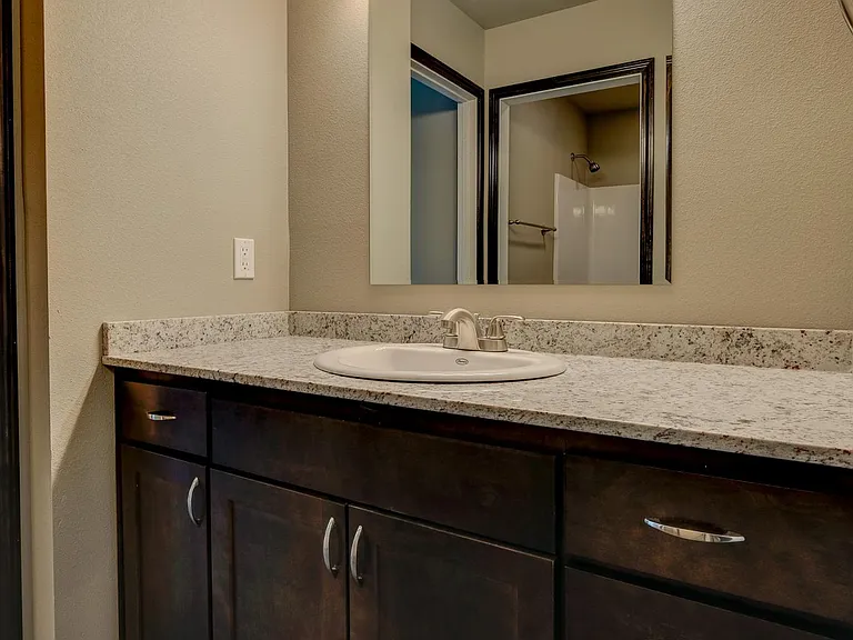 127 E Buchanan Rd — Photo 4