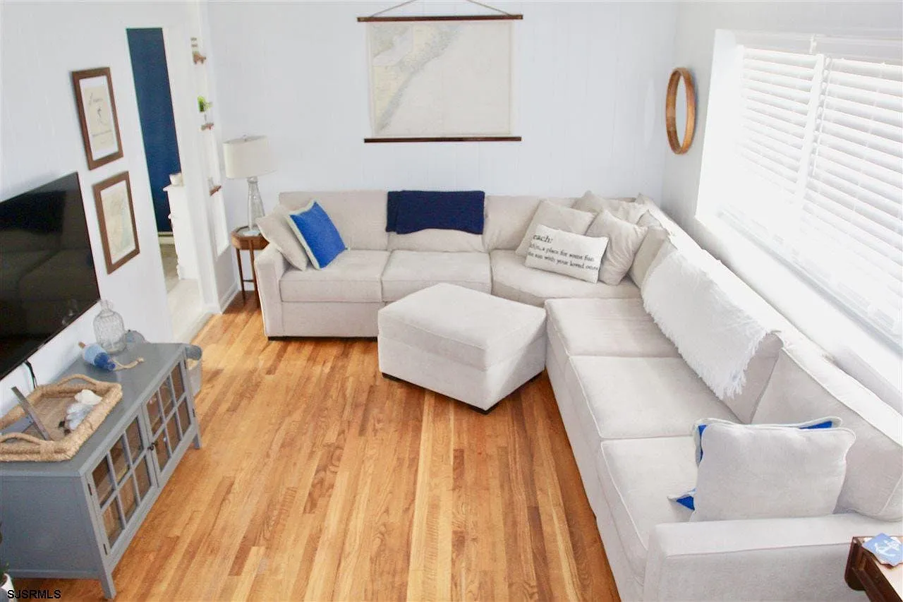 4 bed, 3.0 bath, $5,000 — Photo 2