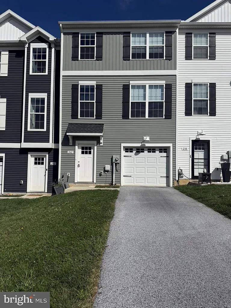 3 bed, 2.5 bath, 1680 sqft, $2,000 — Photo 1