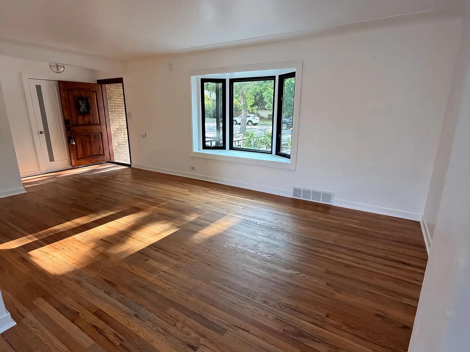 4 bed, 2326 sqft, $4,500 — Photo 2