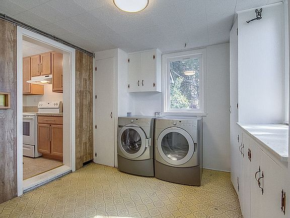 Mudroom & laundry +separate entry.