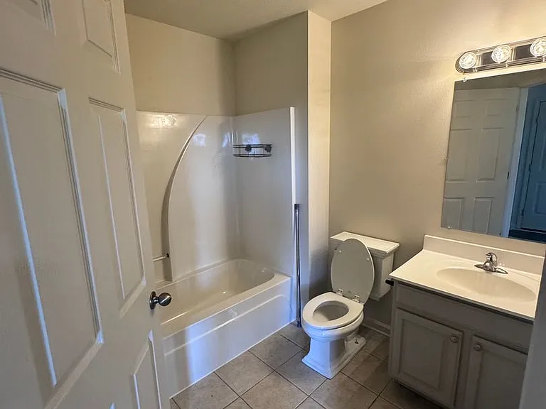 100 E Lauren Rd — Photo 18