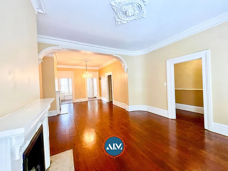 208 E Taylor St — Photo 7