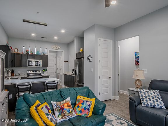 4th image of 225 Winter Garden Dr #R