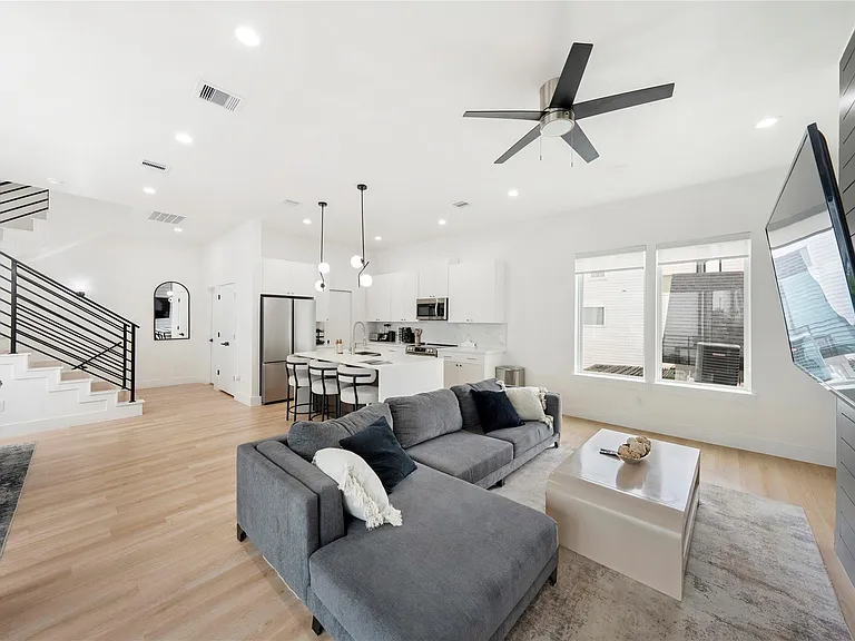 3010 Delano St — Photo 4