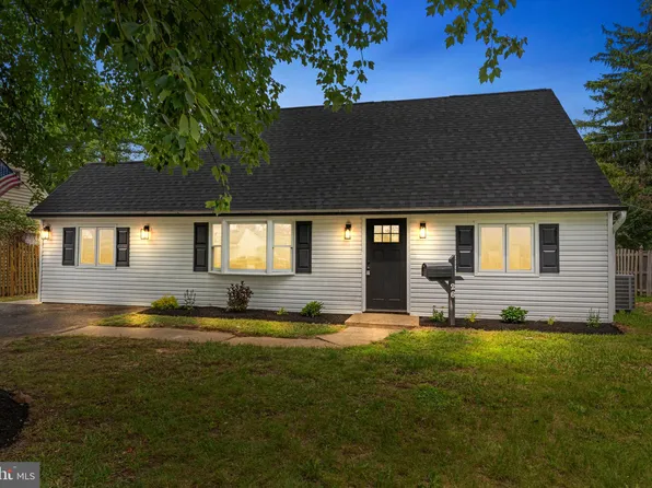 26 Keystone Ln, Levittown, PA 19055