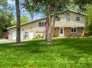 15 Radburn Dr, Hauppauge, NY 11788