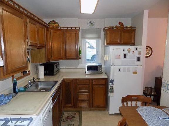 5th image of 201 Evergreen St APT 3-1A