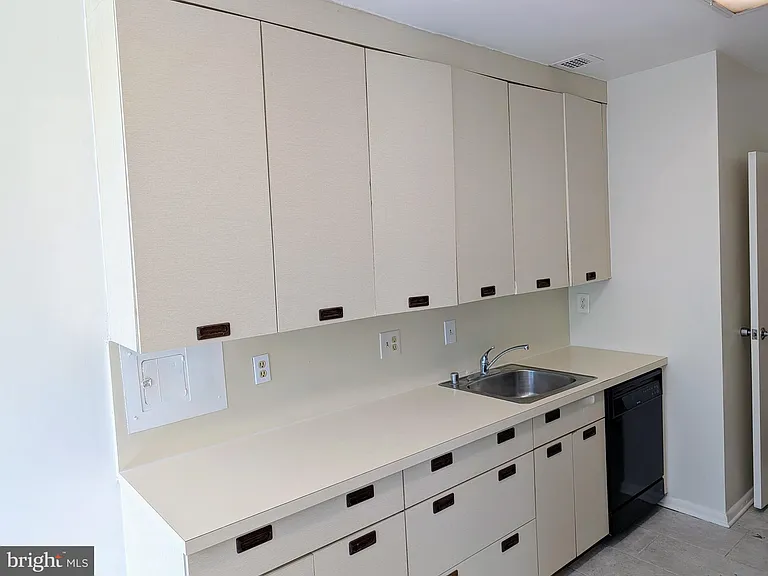 10401 Grosvenor Pl #310 — Photo 35