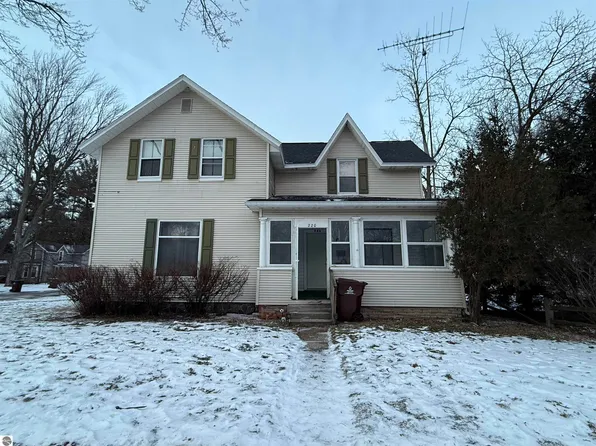 220 & 1/2 W Locust St, Mount Pleasant, MI 48858