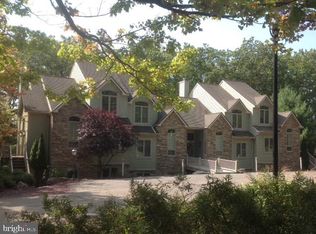 48 Mountainwoods Dr, Lake Harmony, PA 18624