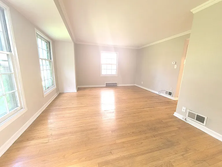 2523 Lake Dr — Photo 6