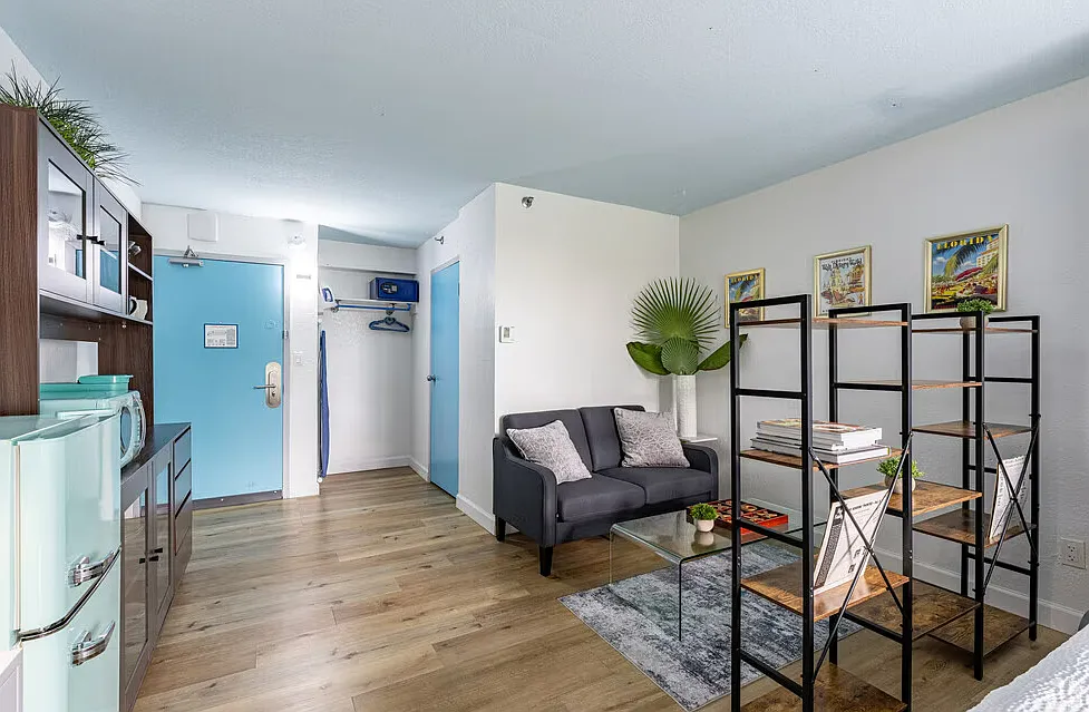 Studio, 400 sqft, $998 — Photo 2