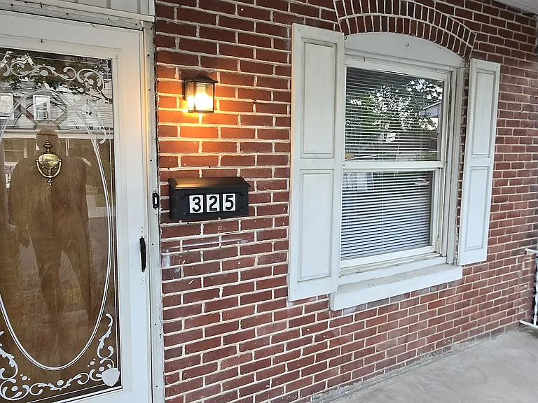 325 W Spring St — Photo 2