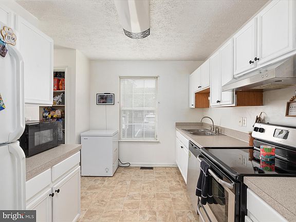 4th image of 223 Surrey Club Ln