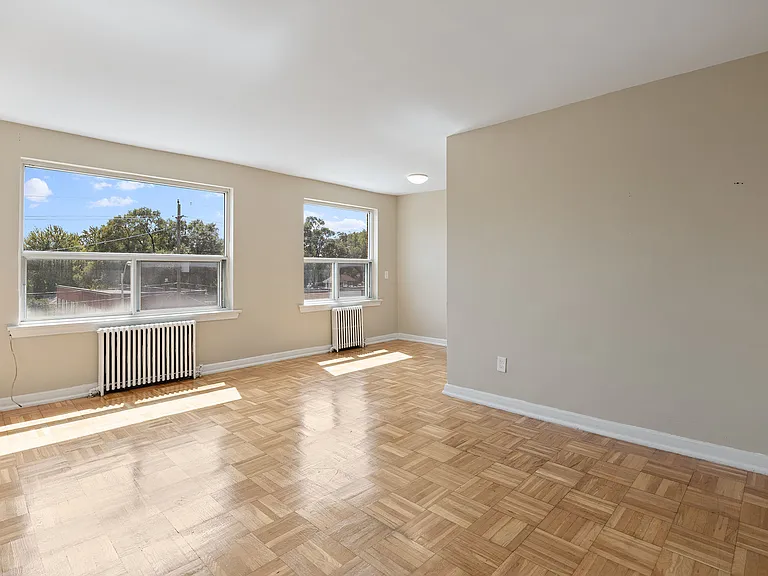 2890 Saint Clair Ave E — Photo 2