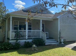 201 Riverside Ave, Flanders, NY 11901