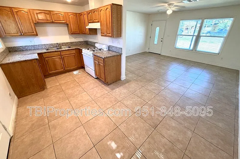 3 bed, 1.0 bath, 1000 sqft, $2,695 — Photo 4
