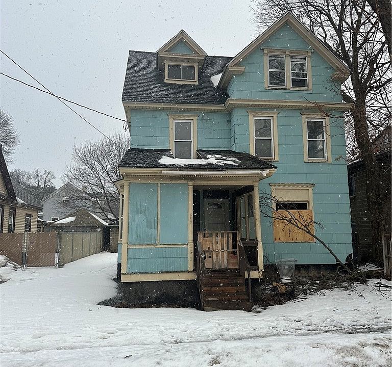 1st image of 653 E Division St