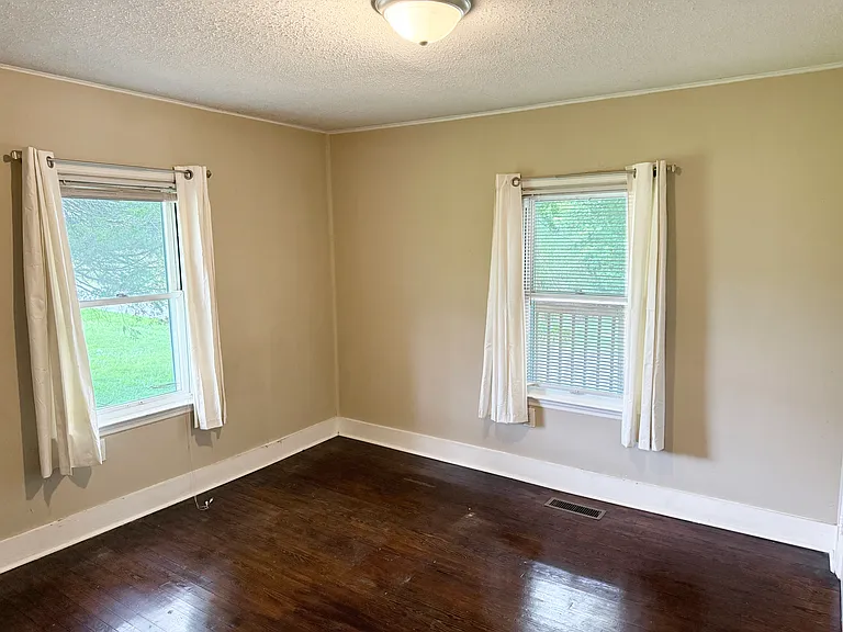 210 N Valley Rd — Photo 6