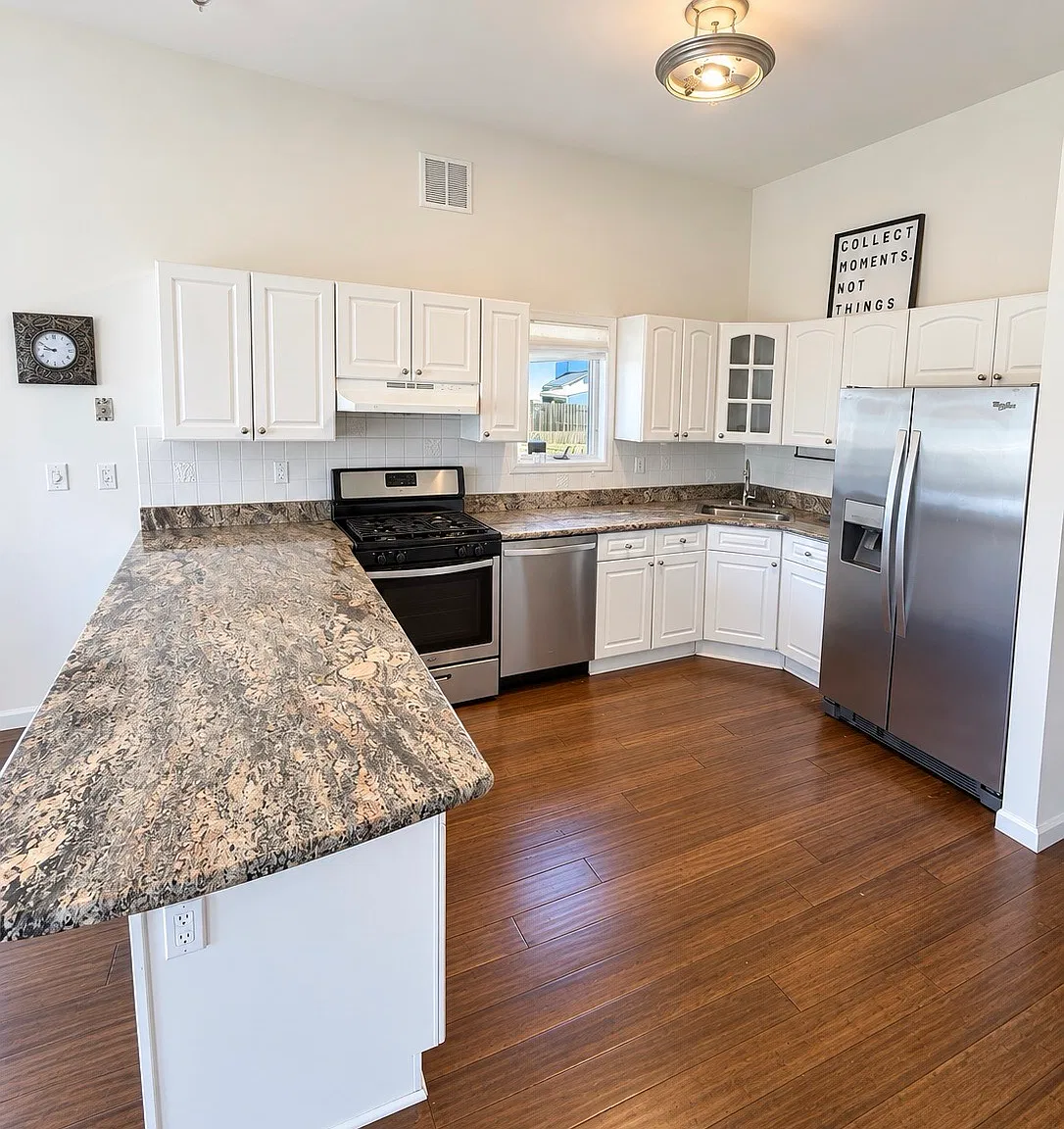3 bed, 2300 sqft, $5,975 — Photo 3