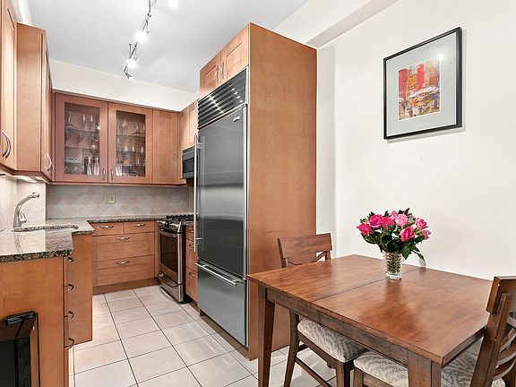 3rd image of 8C Manhattan Ave
