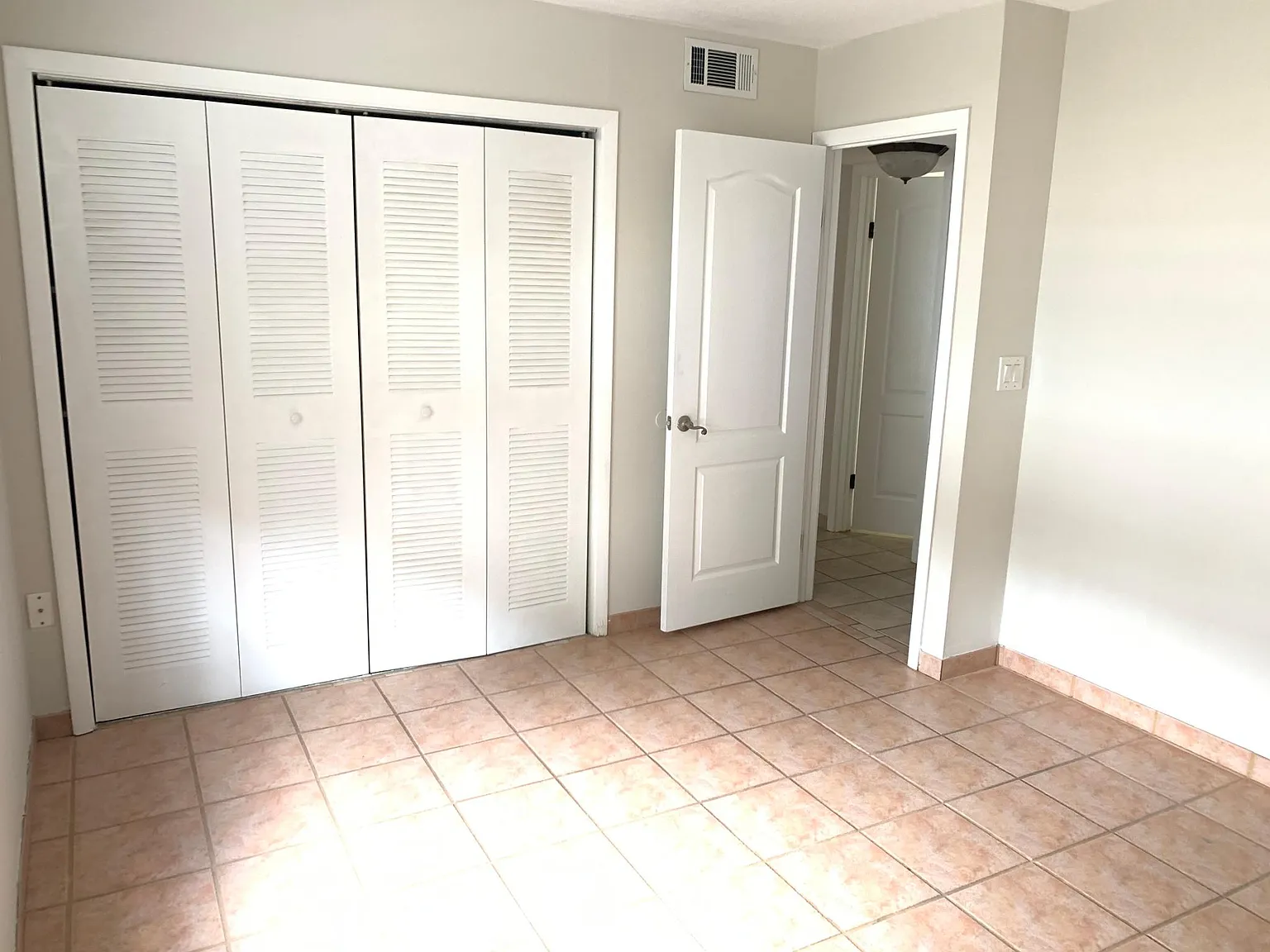 2 bed, 884 sqft, $1,800 — Photo 2