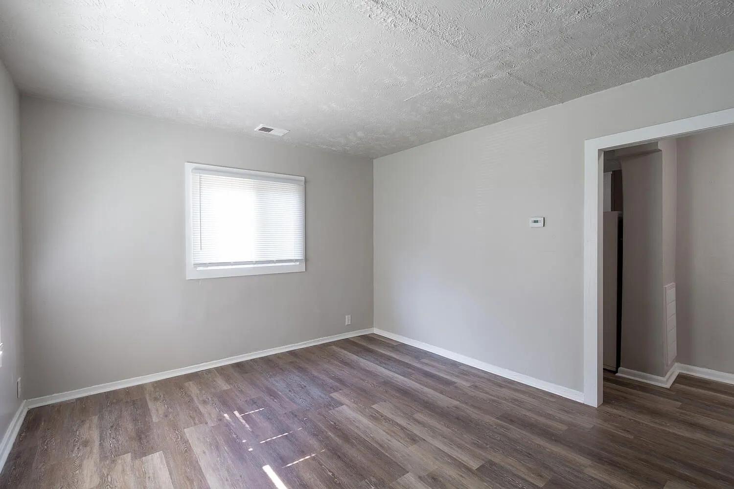 2 bed, 1.0 bath, 640 sqft, $975 — Photo 2