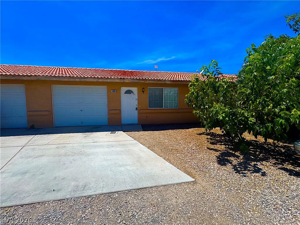 2 bed, 2.0 bath, 2052 sqft, $1,200 — Photo 1