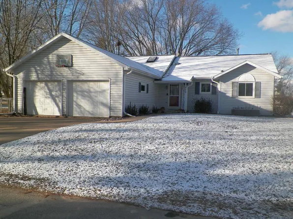 609 2nd St, Weyauwega, WI 54983