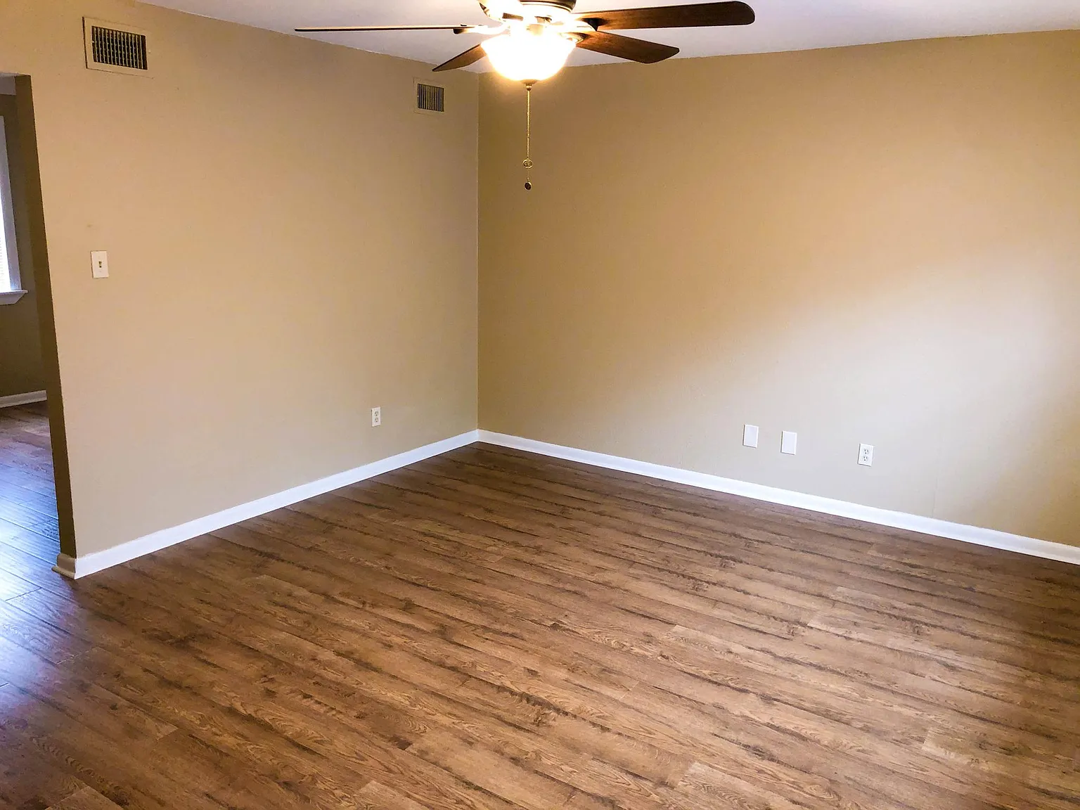 3 bed, 1.5 bath, 1080 sqft, $950 — Photo 3