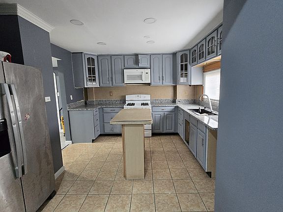 3rd image of 824 E Park Ave