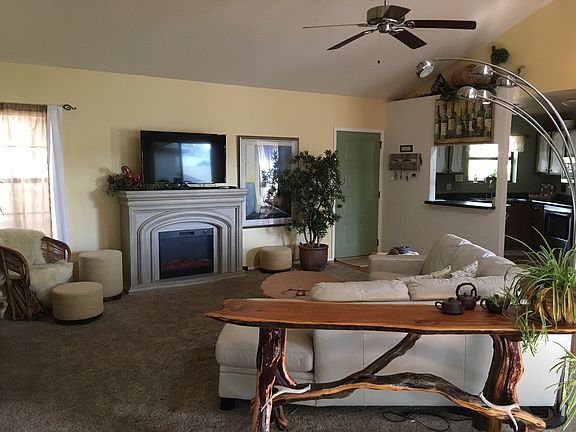 Living area w/elec fireplace