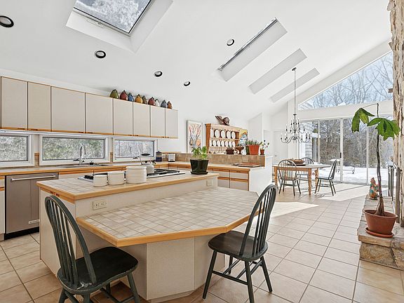 4th image of 7 Chatfields Ridge Rd