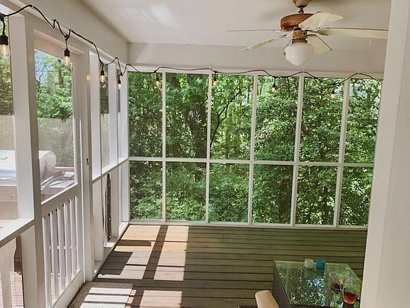 Screened in back porch for your enjoyment