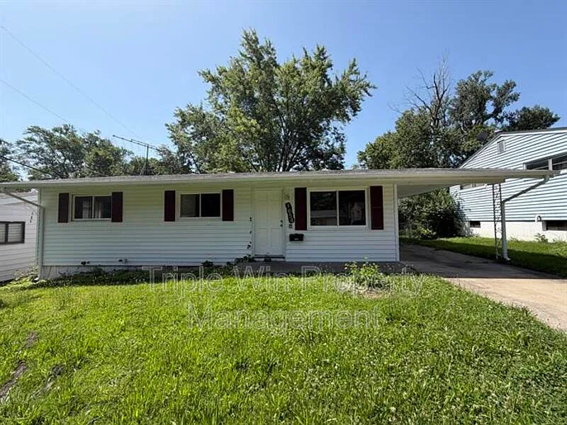 3 bed, 1.0 bath, 936 sqft, $1,300 — Photo 1